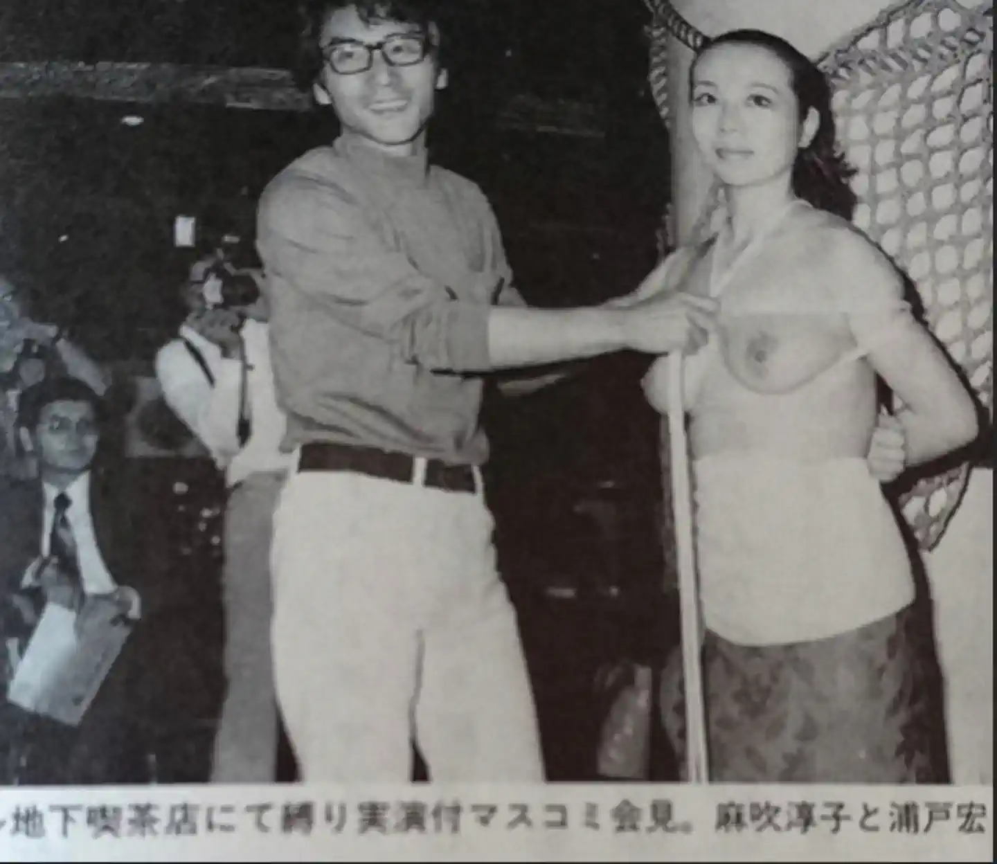 Hiroshi Urado en el set de grabación de Nikkatsu Hiroshi Urado en el set de grabación de Nikkatsu con sus cuerdas blancas. La actriz era Junko Asabuki